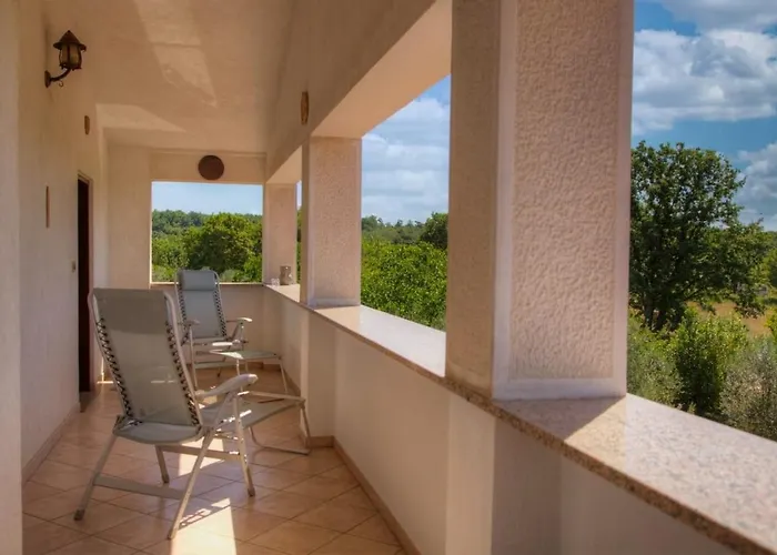 アパート Casa Cerin With Private Pool Barat